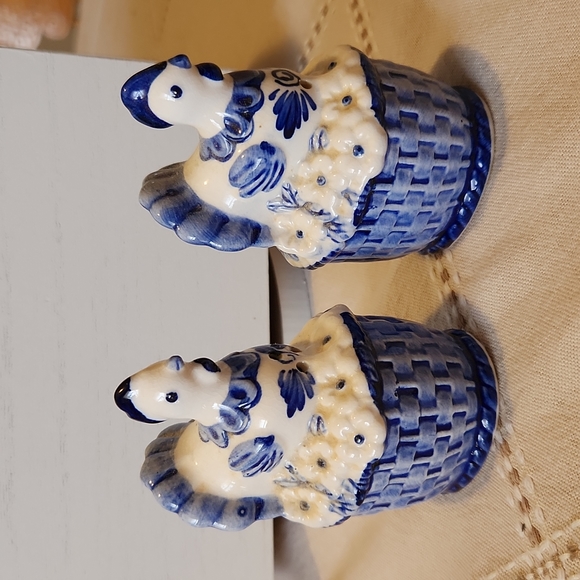 Delft blue and white salt and pepper shakers - Picture 1 of 5